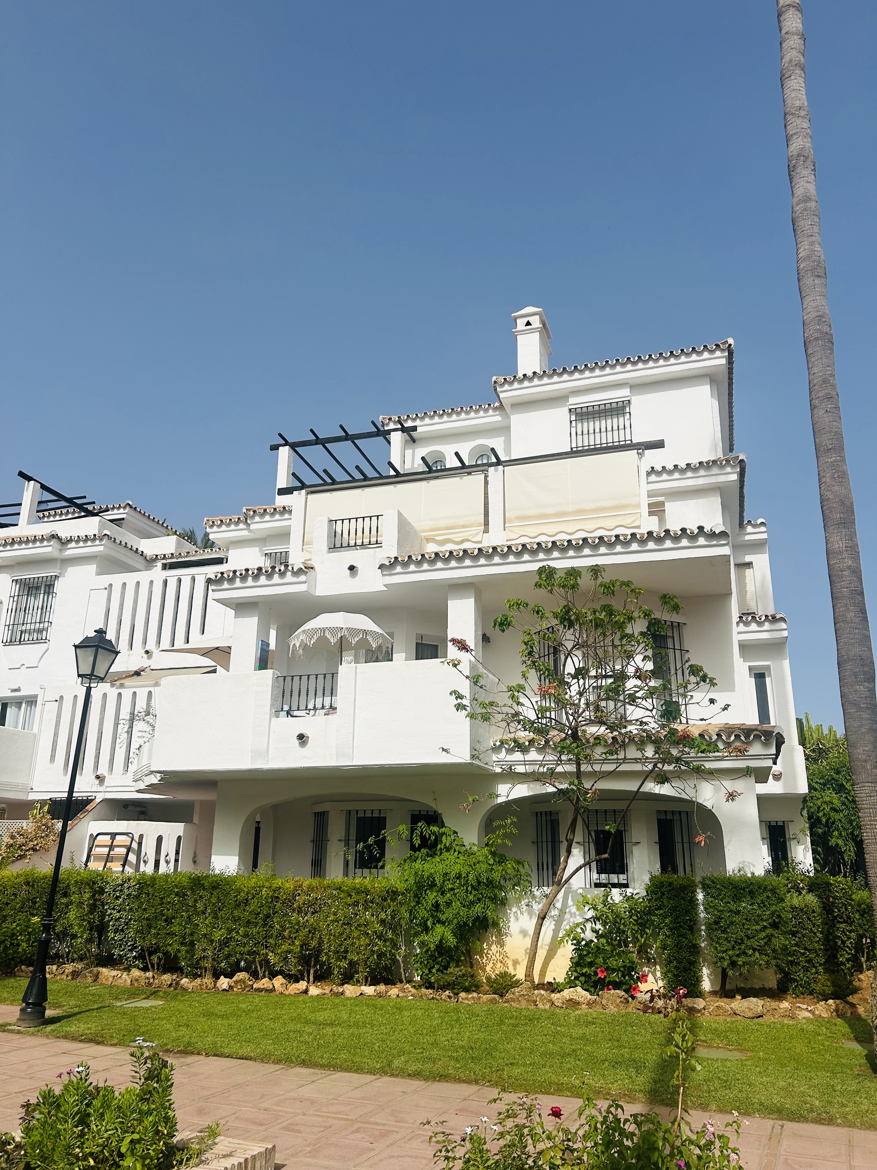White Andalusian apartment building in Los Naranjos, Nueva Andalucía